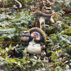 Ein Marderhund (Tanuki) gelten als Glücksbringer und Wohnstandsfigur
