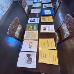 Tagebücher und Schriften im Esszimmer