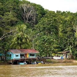 Typischi Hüser am Fluss