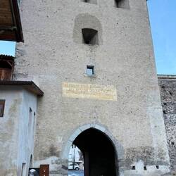 Die Hauptstrasse in die Schweiz führt in Glurns durch dieses Tor - Johneli ist zu gross!
