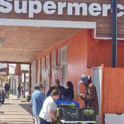 Selbserzeugerstände vor einem Supermarkt