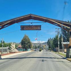 Einfahrt in den ersten Ort hinter der Grenze: Chile Chico