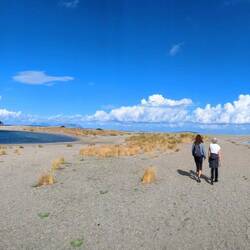 ... von Wasser umgeben