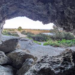 Eine künstliche und lange Höhle mit Ausgang gibt's auch..