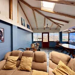 Wohnzimmer mit Balkon und Blick auf Cusco