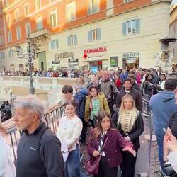 ...Trevi Brunnen... ...Schlange stehen und in Blöcken abgefertigt: Der Tourist in seinem Verlangen!