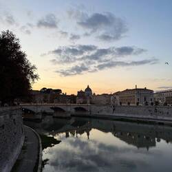 ...mit Blick von der Engelsbrücke auf die Herrscher über 1,4 Milliarden(!!) Menschen: Der Vatikan!
