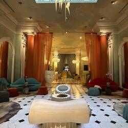 ...die Lobby: Mischung aus Schauspiel-Orgie-Museum