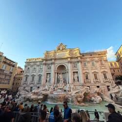 ...das Objekt der Begierde der Menschenmassen: Trevi Brunnen