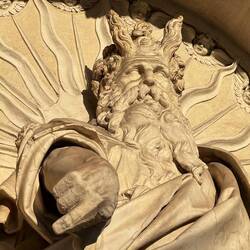 Moses -in Stein gemeißelt- tadelnd mit dem Zeigefinger: "Was macht..."