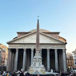 Pantheon!Klaro, muss sein! Pantheon heisst "Haus der Götter". Heute wird hier nur einem Gott gedient