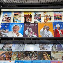 Protest! Protest! Der aufmerksame Katholik bemerkt, dass die UNSEREN Papst ausradiert haben!