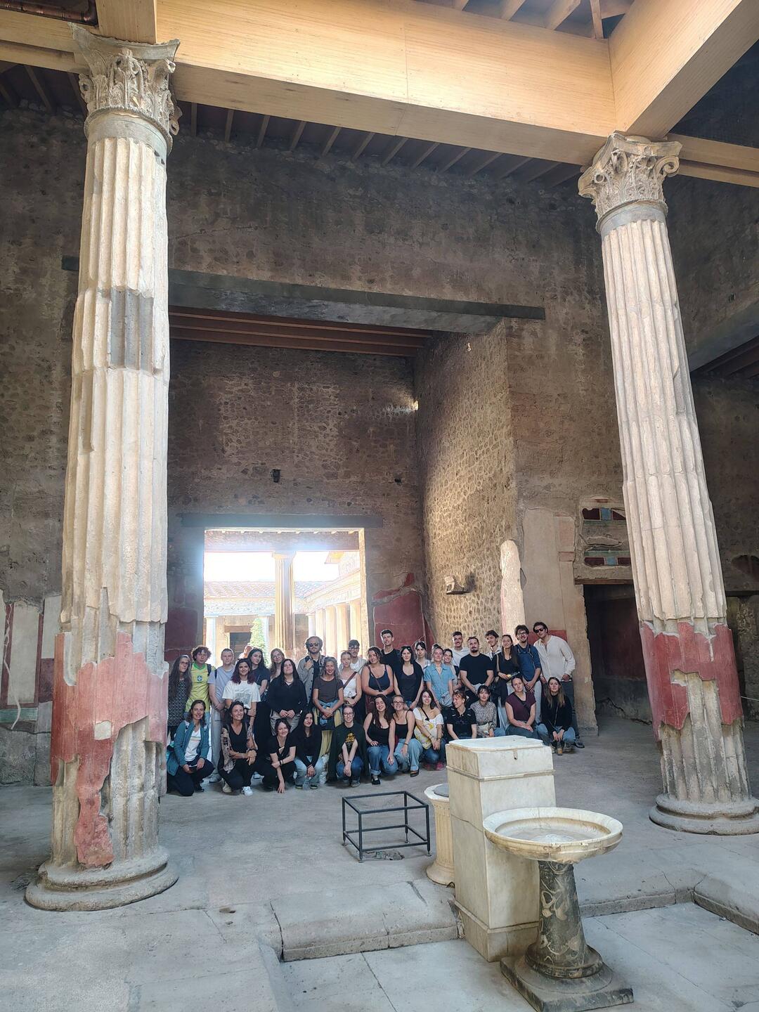 Photos de groupe dans l'atrium tetrastyle de la maison des noces