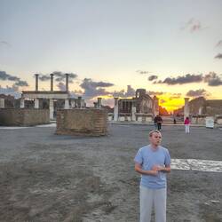 Une rapide présentation du forum au soleil couchant