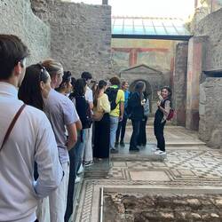 Faire passer 38 personnes une à une pour voir la fontaine de la maison de l'ours est une performance