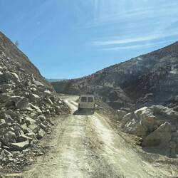 Die Passstraße wurde durch das Erdbeben 2023 teilweise beschädigt, wird derzeit ausgebaut.