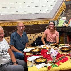 Abendessen gibt's direkt am offenen Kamin