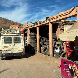 Marokkanische Autowerkstatt - Reifenwechsel ...