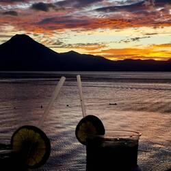 Ein Mojito zum Sonnenuntergang