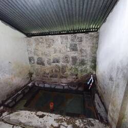 Das ist eine Dusche / Badewanne mit heißem Wasser