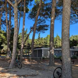 Auf dem Weg zum Leuchtturm bei einem kleinen Strand