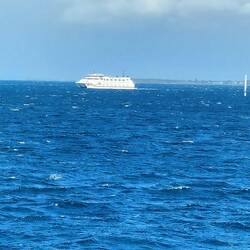 De ferry van 11 uur, waar we ons eigenlijk voor gemeld hadden