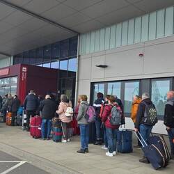 Schlange zum Kofferabgeben