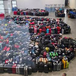 Koffer warten zur Verteilung