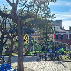 Castello Angioino sullo sfondo