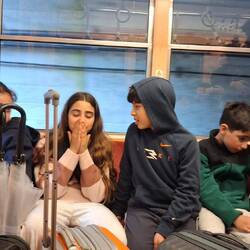 die 4 Kinder und 1 Mutter der beiden iranischen Familien