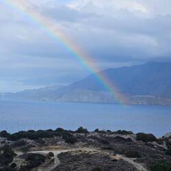 Ein Regenbogen der im Meer endet