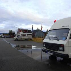 Der Flugbetrieb ist saisonbedingt geschlossen, das zweite Wohnmobil nicht bewohnt. Ich bin alleine