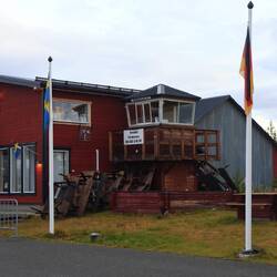 Tower, Abfertigungsgebäude, Restaurant, kleiner Laden, Stellplatz-Rezeption - alles in einem Gebäude