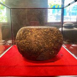 Gepresster und fermentierter Tee im Heuballen-Format