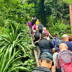 Die kleine Warteschlange vor dem Höhleneingang