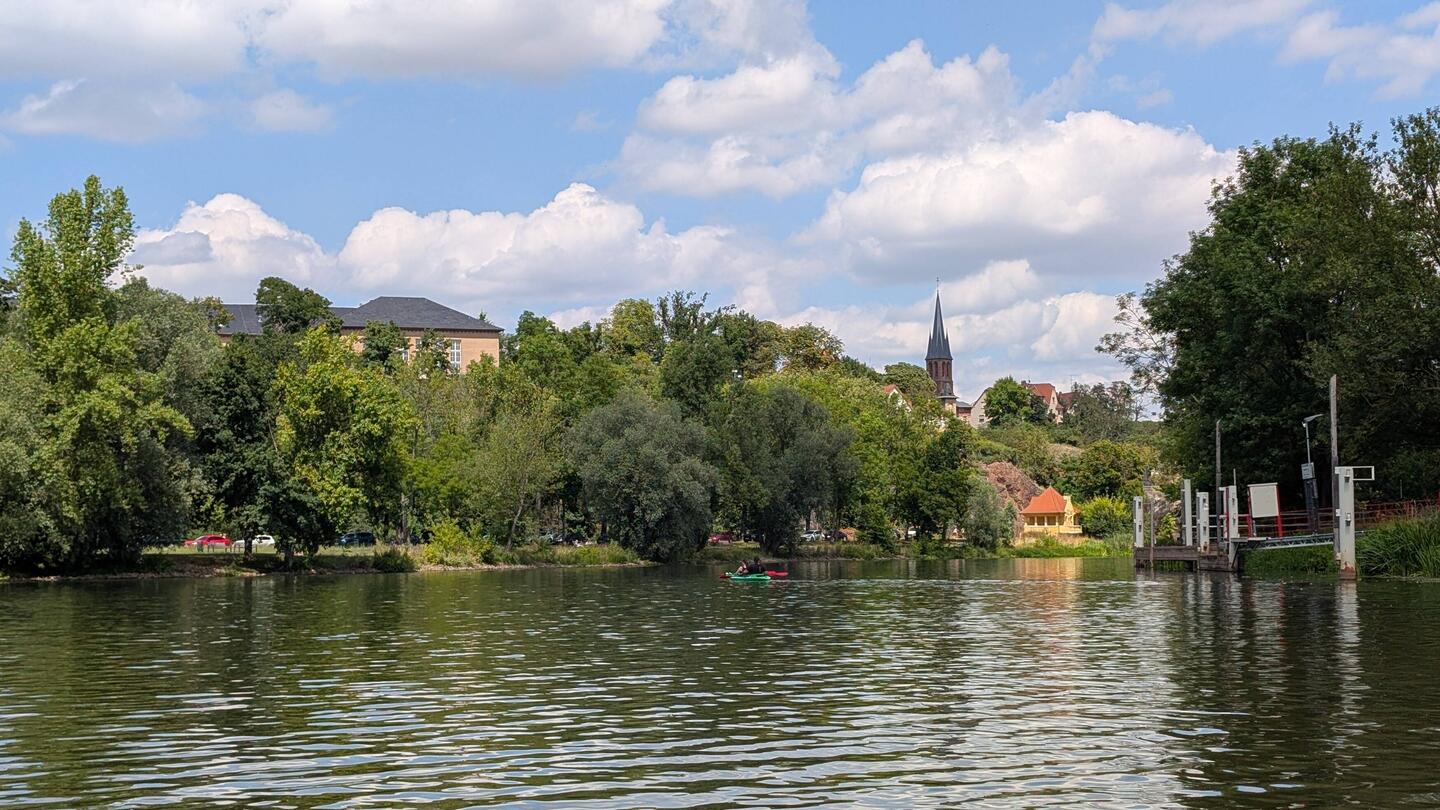 auf dem Hauptarm mit der Petruskirche Kröllwitz