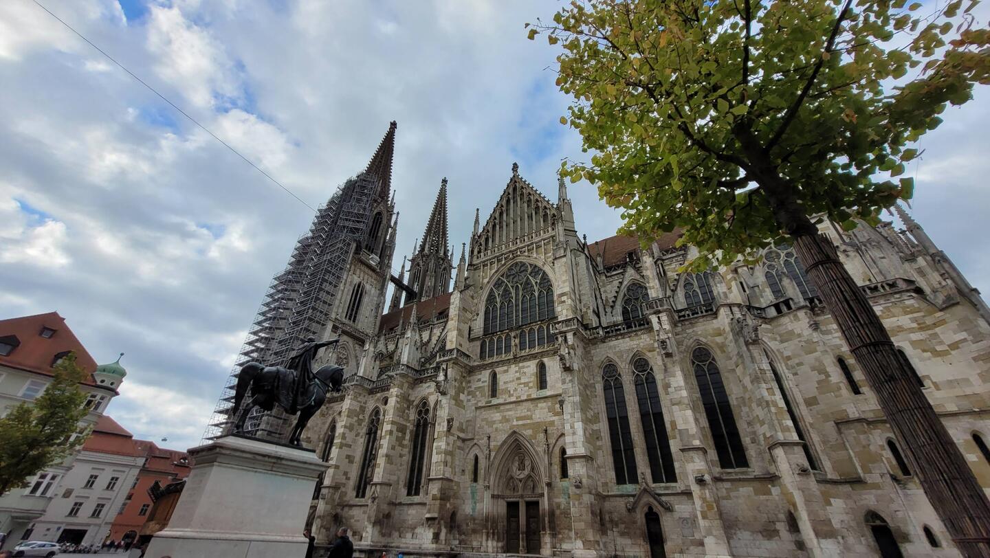 Der Dom mit hängender Orgel, einem alten integrierten Brunnen und tollen Fenstern.