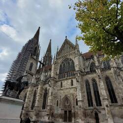 Der Dom mit hängender Orgel, einem alten integrierten Brunnen und tollen Fenstern.