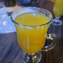 Canelazo, alkoholisches Getränk aus einer Orangenfrucht