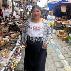 Nur in Otavalo tragen fast alle Frauen diese traditionelle Kleidung