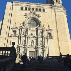 La cathédrale de Gerone (avec une tour manquante suite aux bombardements de la guerre)