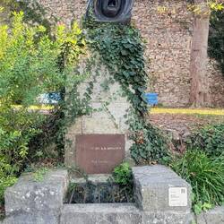 Statue "le cri de la sorcière" c'est une fontaine ou l'eau sortait de la bouche