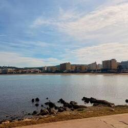 La plage de Riells au fond
