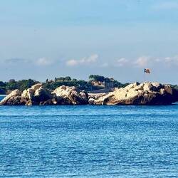 Le célèbre rocher symbole de l'Escala et son drapeau catalan ❤️ avec les plages d'Empurias derrière 🥰