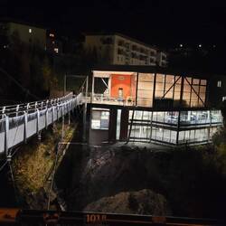 Der spektakuläre M-Preis am Ortsausgang von Sölden mit Hängebrücke.