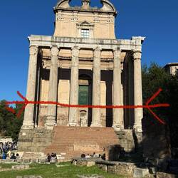 Die grüne Tür hat keinen Zugang, da bis 1930 das Bodenniveau bei der roten Linie lag.