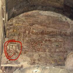 Porta Libitaria aber auch Jerusalemtor genannt. Am Gewölbe ist ein Stadtplan von Jerusalem.