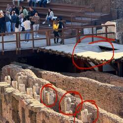 In den weißen Schlitzen (rot) liefen Seilzüge. Mit denen wurden Rampen (rot) runter-und hochgelassen