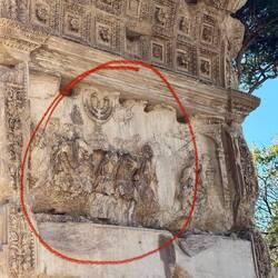 Im Torbogen Bildnisse wie die Römer den besiegten Juden Schätze als Trophäen wegnahmen.