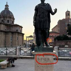 Die Statue des nach dem Willen des Senats ermordeten Julius Cäsar.